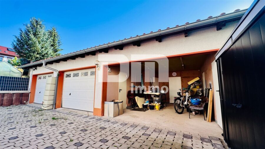 Vollvermietetes Dreifamilienhaus nach WEG geteilt mit Nebegebäude in Traumlage - Nebengebäude / Doppelgarage / Carport